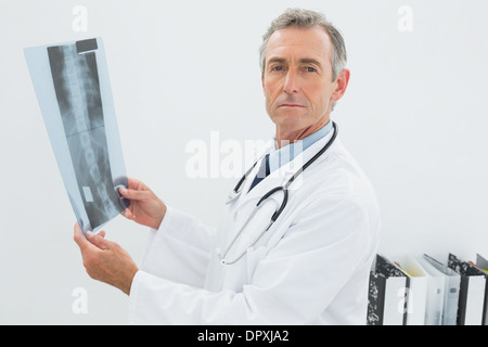 Grave medico con raggi x immagine del rachide in ufficio Foto Stock