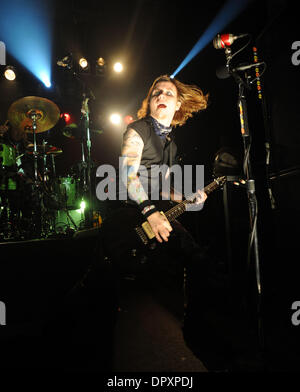 Feb 28, 2009 - Raleigh, North Carolina - chitarrista ZACH MYERS della band Shinedown suona dal vivo come loro 2009 tour farà tappa al teatro Lincoln si trova nel centro di Raleigh. (Credito Immagine: © Jason Moore/ZUMA Press) Foto Stock