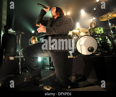 Feb 28, 2009 - Raleigh, North Carolina - cantante BRENT SMITH della band Shinedown suona dal vivo come vi 2009 tour farà tappa al teatro Lincoln si trova nel centro di Raleigh. (Credito Immagine: © Jason Moore/ZUMA Press) Foto Stock