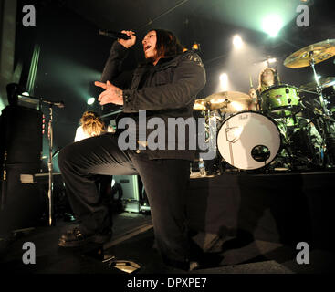 Feb 28, 2009 - Raleigh, North Carolina - cantante BRENT SMITH della band Shinedown suona dal vivo come vi 2009 tour farà tappa al teatro Lincoln si trova nel centro di Raleigh. (Credito Immagine: © Jason Moore/ZUMA Press) Foto Stock