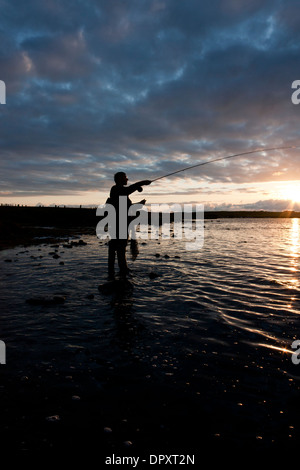 Midsummer notte di pesca alla trota sul lago Orkney Foto Stock