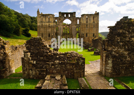Una vista dei rovinato Abbazia di Rievaulx nel North York Moors National Park. Settembre. Foto Stock