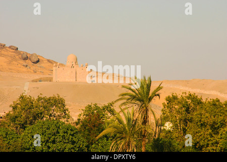 Aga Khan Mausoleo deserto sulla collina che si affaccia su Aswan, Egitto. Foto Stock