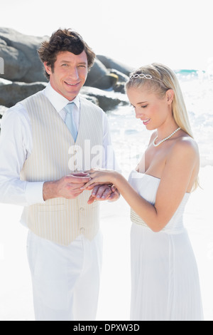 Uomo anello mettendo sul biondo sorridente brides dito Foto Stock