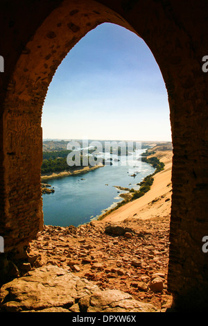 Vista del fiume Nilo guardando a sud dal Mausoleo di Aga Khan vicino a Aswan, Egitto. Foto Stock