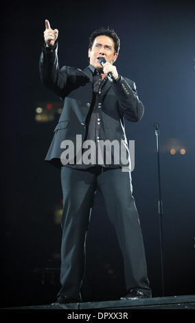 Jan 21, 2009 - Raleigh, North Carolina, Stati Uniti d'America - cantante / GORDIE impressionista BROWN suona dal vivo come il suo 2009 tour fa tappa a una platea gremita presso il RBC Center situato in Raleigh. (Credito Immagine: © Jason Moore/ZUMA Press) Foto Stock