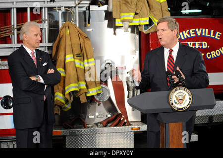 Apr 01, 2009 - Pikeville, North Carolina, Stati Uniti d'America - (L-R) Vice presidente Joe Biden e Dipartimento di segretario per l'agricoltura Tom Vilsack visiti il piacevole Pikeville Grove Volunteer la stazione dei vigili del fuoco per evidenziare ciò che la legge per il recupero sta facendo per aiutare rurale servizi antincendio e il grande annuncio per quanto riguarda il finanziamento per l'alloggiamento. Egli ha parlato per la piccola comunità di membri e vigile del fuoco con th Foto Stock