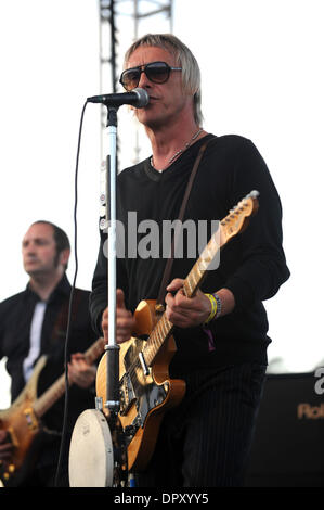 Apr 19, 2009 - Indio, California, Stati Uniti d'America - musicista Paul Weller esegue live all'Impero Polo campo come parte del 2009 Coachella Music & Arts Festival. (Credito Immagine: © Jason Moore/ZUMA Press) Foto Stock