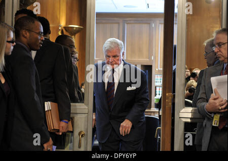 Jan 08, 2009 - Washington, Distretto di Columbia, Stati Uniti d'America - Il senatore Ted Kennedy, D-MA, arriva a presiedere una conferma audizione del Senato della sanità, dell'istruzione, del lavoro e del comitato per le pensioni integrative per Tom Daschle, presidente eletto Obama il candidato designato a capo del Dipartimento della sanità e dei servizi umani. (Credito Immagine: © Jay Mallin/ZUMA Press) Foto Stock