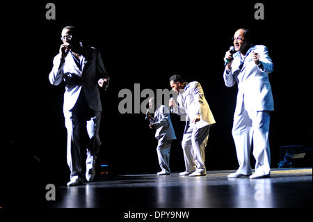 Novembre 28, 2008 - CITTÀ UNIVERSALE, California, Stati Uniti d'America - Musicisti le quattro cime esibirsi in concerto al Amphitheatre di Gibson. (Credito Immagine: © Scott Mitchell/ZUMA Press) Foto Stock