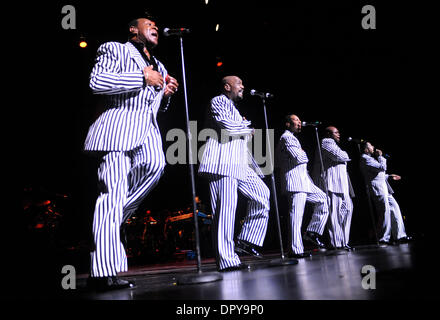 Novembre 28, 2008 - CITTÀ UNIVERSALE, California, Stati Uniti d'America - Musicisti le tentazioni di esibirsi in concerto al Amphitheatre di Gibson. (Credito Immagine: © Scott Mitchell/ZUMA Press) Foto Stock