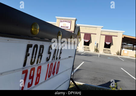 Feb 09, 2009 - Lexington, North Carolina, Stati Uniti d'America - Con 'Grand Opening' bunting ancora su windows, questa localmente-owned barbeque ristorante chiuso dopo che era stato aperto solo per un mese a causa del rapido deterioramento della economia locale. Lexington ha uno dei più alti tassi di disoccupazione nello stato. (Credito Immagine: © Robin Nelson/ZUMA Press) Foto Stock