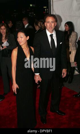 Premiere di sapere.AMC Bassi Lincoln Square Theatre di New York City 03-09-2009.Foto di Rick Mackler-Rangefinder Globo foto, Inc. Â© 2009.Nicholas Cage e la moglie Alice KIM.K61303RM (credito Immagine: © Rick Mackler/Globe foto/ZUMAPRESS.com) Foto Stock