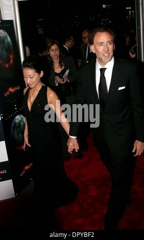 Premiere di sapere.AMC Bassi Lincoln Square Theatre di New York City 03-09-2009.Foto di Rick Mackler-Rangefinder Globo foto, Inc. Â© 2009.Nicholas Cage e la moglie Alice KIM.K61303RM (credito Immagine: © Rick Mackler/Globe foto/ZUMAPRESS.com) Foto Stock