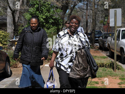 Mar 20, 2009 - Decatur, Georgia, Stati Uniti d'America - Lois chiamata richiede una passeggiata con gli amici lungo il quartiere di Decatur in un itinerario dal centro di Peer, un giorno di struttura di supporto dove trascorre molte ore per tre giorni alla settimana. Dieci anni dopo gli Stati Uniti La Corte Suprema ha il punto di riferimento "Olmstead' decisione ha reso possibile per disabili mentali le persone a vivere in seno alle loro comunità piuttosto che stato hospit mentale Foto Stock