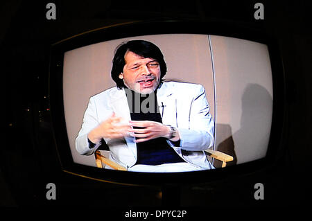 Apr 01, 2009 - Beverly Hills, in California, Stati Uniti d'America - Designer artista Creative Director Peter Saville terrà la sua unica sessione di domande e risposte in un viaggio negli Stati Uniti, presso il Paley Centre for Media, Beverly Hills, la California. Egli ha raggiunto lo stato iconico come un progettista di record di arte presso la famosa fabbrica di record, Manchestor, Inghilterra. Saville ha lavorato come direttore creativo f Foto Stock