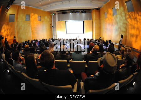 Apr 01, 2009 - Beverly Hills, in California, Stati Uniti d'America - Designer artista Creative Director Peter Saville terrà la sua unica sessione di domande e risposte in un viaggio negli Stati Uniti, presso il Paley Centre for Media, Beverly Hills, la California. Egli ha raggiunto lo stato iconico come un progettista di record di arte presso la famosa fabbrica di record, Manchestor, Inghilterra. Saville ha lavorato come direttore creativo f Foto Stock