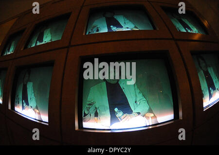 Apr 01, 2009 - Beverly Hills, in California, Stati Uniti d'America - Designer artista Creative Director Peter Saville terrà la sua unica sessione di domande e risposte in un viaggio negli Stati Uniti, presso il Paley Centre for Media, Beverly Hills, la California. Egli ha raggiunto lo stato iconico come un progettista di record di arte presso la famosa fabbrica di record, Manchestor, Inghilterra. Saville ha lavorato come direttore creativo f Foto Stock