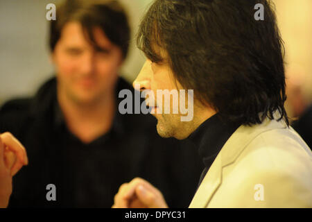 Apr 01, 2009 - Beverly Hills, in California, Stati Uniti d'America - Designer artista Creative Director Peter Saville terrà la sua unica sessione di domande e risposte in un viaggio negli Stati Uniti, presso il Paley Centre for Media, Beverly Hills, la California. Egli ha raggiunto lo stato iconico come un progettista di record di arte presso la famosa fabbrica di record, Manchestor, Inghilterra. Saville ha lavorato come direttore creativo f Foto Stock