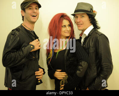 Apr 01, 2009 - Beverly Hills, in California, Stati Uniti d'America - Membri della Australian rock band HOT calci partecipare alla Q e una sessione per designer, artista e direttore creativo Peter Saville durante il suo viaggio negli Stati Uniti, presso il Paley Centre for Media, Beverly Hills, la California. Saville iconici album e poster artwork per Factory Records' artisti come nuovo ordine e divisione di gioia Foto Stock