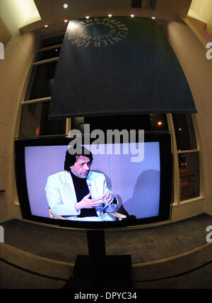 Apr 01, 2009 - Beverly Hills, in California, Stati Uniti d'America - Designer artista Creative Director Peter Saville terrà la sua unica sessione di domande e risposte in un viaggio negli Stati Uniti, presso il Paley Centre for Media, Beverly Hills, la California. Egli ha raggiunto lo stato iconico come un progettista di record di arte presso la famosa fabbrica di record, Manchestor, Inghilterra. Saville ha lavorato come direttore creativo f Foto Stock