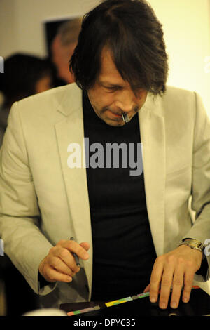 Apr 01, 2009 - Beverly Hills, in California, Stati Uniti d'America - Designer artista Creative Director Peter Saville terrà la sua unica sessione di domande e risposte in un viaggio negli Stati Uniti, presso il Paley Centre for Media, Beverly Hills, la California. Egli ha raggiunto lo stato iconico come un progettista di record di arte presso la famosa fabbrica di record, Manchestor, Inghilterra. Saville ha lavorato come direttore creativo f Foto Stock