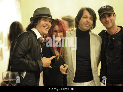 Apr 01, 2009 - Beverly Hills, in California, Stati Uniti d'America - Designer artista Creative Director Peter Saville terrà la sua unica sessione di domande e risposte in un viaggio negli Stati Uniti, presso il Paley Centre for Media, Beverly Hills, la California. Nella foto con Saville sono membri della Australian rock band di calci a caldo. Egli ha raggiunto lo stato iconico come un progettista di record di arte presso la famosa fabbrica Reco Foto Stock