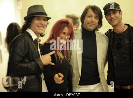 Apr 01, 2009 - Beverly Hills, in California, Stati Uniti d'America - Designer artista Creative Director Peter Saville terrà la sua unica sessione di domande e risposte in un viaggio negli Stati Uniti, presso il Paley Centre for Media, Beverly Hills, la California. Nella foto con Saville sono membri della Australian rock band di calci a caldo. Egli ha raggiunto lo stato iconico come un progettista di record di arte presso la famosa fabbrica Reco Foto Stock