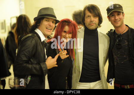 Apr 01, 2009 - Beverly Hills, in California, Stati Uniti d'America - Designer artista Creative Director Peter Saville terrà la sua unica sessione di domande e risposte in un viaggio negli Stati Uniti, presso il Paley Centre for Media, Beverly Hills, la California. Nella foto con Saville sono membri della Australian rock band di calci a caldo. Egli ha raggiunto lo stato iconico come un progettista di record di arte presso la famosa fabbrica Reco Foto Stock