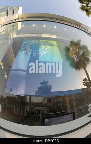 Apr 01, 2009 - Beverly Hills, in California, Stati Uniti d'America - Designer artista Creative Director Peter Saville terrà la sua unica sessione di domande e risposte in Saville di viaggio negli Stati Uniti, presso il Paley Centre for Media, Beverly Hills, la California. Egli ha raggiunto lo stato iconico come un progettista di record di arte presso la famosa fabbrica di record, Manchestor, Inghilterra. Saville ha lavorato come il Creative di Foto Stock