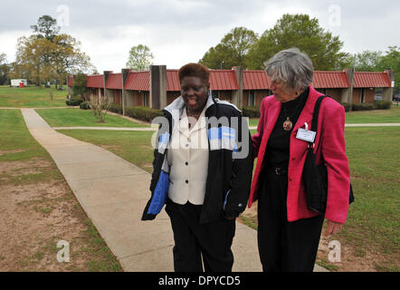 Mar 20, 2009 - Decatur, Georgia, Stati Uniti d'America - LOIS CURTIS rivisita la Georgia all ospedale regionale di Atlanta dove ha trascorso gran parte della sua vita prima di 1999, con sue JAMIESON, Atlanta aiuto legale avvocato che ha sostenuto il caso prima dell'U.S. La Corte suprema. Dieci anni dopo gli Stati Uniti La Corte Suprema ha il punto di riferimento "Olmstead' decisione ha reso possibile per disabili mentali le persone a vivere all'interno di th Foto Stock