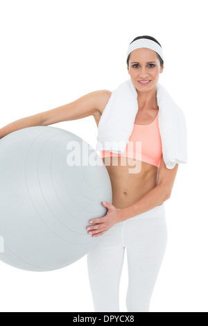 Ritratto di un sorridente montare donna tenendo palla fitness Foto Stock