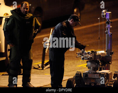 Dic 28, 2008 - Glendale, California, Stati Uniti d'America - La county sheriff Bomb Squad è chiamato dopo che la polizia ha trovato il mancante Automobile affittato da quell'uomo credette di aver ucciso nove del suo ex in leggi in una vigilia di Natale massacro prima fatalmente si spara. La vettura, un grigio 1999 Toyota RAV 4, è stato affittato da Bruce Jeffrey Pardo da un agenzia di Pasadena a Dic. 19. Il mancante RAV4 è stato trovato in Foto Stock