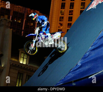 Dic 31, 2008 - Las Vegas, Nevada, Stati Uniti d'America - Motor cross osa diavolo Robbie Maddison salta con successo l'Arc de Triomph presso l'Hotel Parigi, il salto in onda in diretta su ESPN per la notte di Capodanno a Las Vegas NV. (Credito Immagine: © Gene Blevins/Los Angeles Daily News/ZUMA Premere) Restrizioni: * USA Tabloid diritti * Foto Stock