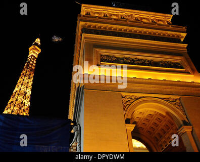 Dic 31, 2008 - Las Vegas, Nevada, Stati Uniti d'America - Motor cross osa diavolo Robbie Maddison salta con successo l'Arc de Triomph presso l'Hotel Parigi, il salto in onda in diretta su ESPN per la notte di Capodanno a Las Vegas NV. (Credito Immagine: © Gene Blevins/Los Angeles Daily News/ZUMA Premere) Restrizioni: * USA Tabloid diritti * Foto Stock