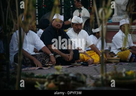 Mar 25, 2009 - Medan, nel nord di Sumatra, Indonesia - Società a Medan, nel nord di Sumatra, pregare per accogliere Bali indù nuovo anno chiamato 'Nyepi." Una notte prima di 'Nyepi' tutti indù adoratori di Bali celebrare un rituale di grande purificazione in un tempio denominato 'Pura." Il Nyepi annuale sarà il giorno di silenzio e di meditazione il giorno successivo. (Credito Immagine: Â© Chalid Nasution/ZUMA Press) Foto Stock