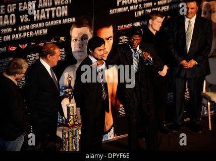 Mar 31, 2009 - Hollywood, California, Stati Uniti d'America - Floyd Mayweather SR. I colloqui durante la conferenza stampa di Ricky Hatton e Manny Pacquaio tappeto rosso lunedì notte. Le due boxe superstars ha dichiarato un evento di gala a promuovere i loro 2 maggio showdown a Las Vegas MGM Grand, adombrando movie stars Mickey Rourke e Mark Wahlberg al di fuori di Hollywood del famoso Roosevelt Hotel Hollywood CA. (Cre Foto Stock