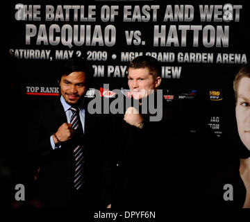 Mar 31, 2009 - Hollywood, California, Stati Uniti d'America - MANNY PACQUAIO e Ricky Hatton pongono insieme durante una conferenza stampa lunedì sera. Le due boxe superstars ha dichiarato un evento di gala a promuovere i loro 2 maggio showdown a Las Vegas MGM Grand, adombrando movie stars Mickey Rourke e Mark Wahlberg al di fuori di Hollywood del famoso Roosevelt Hotel Hollywood CA. (Credito Immagine: © Gene Blevins/Los Foto Stock