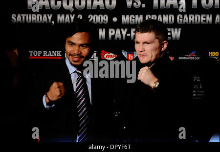 Mar 31, 2009 - Hollywood, California, Stati Uniti d'America - MANNY PACQUAIO e Ricky Hatton pongono insieme durante una conferenza stampa lunedì sera. Le due boxe superstars ha dichiarato un evento di gala a promuovere i loro 2 maggio showdown a Las Vegas MGM Grand, adombrando movie stars Mickey Rourke e Mark Wahlberg al di fuori di Hollywood del famoso Roosevelt Hotel Hollywood CA. (Credito Immagine: © Gene Blevins/Los Foto Stock