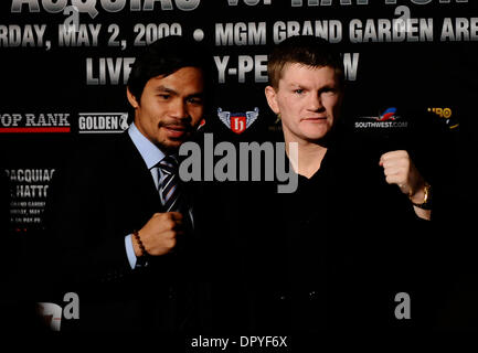 Mar 31, 2009 - Hollywood, California, Stati Uniti d'America - MANNY PACQUAIO e Ricky Hatton pongono insieme durante una conferenza stampa lunedì sera. Le due boxe superstars ha dichiarato un evento di gala a promuovere i loro 2 maggio showdown a Las Vegas MGM Grand, adombrando movie stars Mickey Rourke e Mark Wahlberg al di fuori di Hollywood del famoso Roosevelt Hotel Hollywood CA. (Credito Immagine: © Gene Blevins/Los Foto Stock