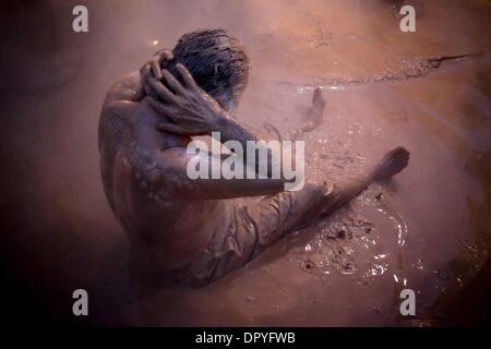 Gen 07, 2009 - Khorram Abad, Iran - Una persona bagna nel fango durante il giorno di Ashura. (Credito Immagine: © Roshan Norouzi/zReportage.com/ZUMA) Foto Stock