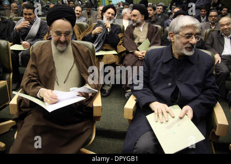 Jan 16, 2009 - Teheran, Iran - Iran dell ex presidente Seyyed Mohammad KHATAMY (L) e 2009 Iran elezioni presidenziali candidato MIR HOSSEIN MOUSAVI (R) sono visibili durante un non-politico incontro a Teheran. Mir-Hossein Mousavi è stato selezionato come candidato presidenziale. (Credito Immagine: © Roshan Norouzi/ZUMA Press) Foto Stock