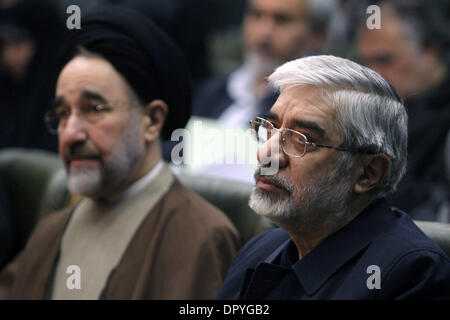 Jan 16, 2009 - Teheran, Iran - Iran dell ex presidente Seyyed Mohammad KHATAMY (L) e 2009 Iran elezioni presidenziali candidato MIR HOSSEIN MOUSAVI (R) sono visibili durante un non-politico incontro a Teheran. Mir-Hossein Mousavi è stato selezionato come candidato presidenziale. (Credito Immagine: © Roshan Norouzi/ZUMA Press) Foto Stock