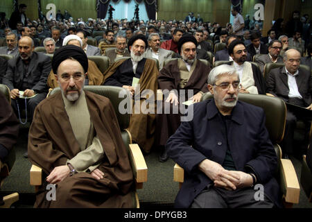 Jan 16, 2009 - Teheran, Iran - Iran dell ex presidente Seyyed Mohammad KHATAMY (L) e 2009 Iran elezioni presidenziali candidato MIR HOSSEIN MOUSAVI (R) sono visibili durante un non-politico incontro a Teheran. Mir-Hossein Mousavi è stato selezionato come candidato presidenziale. (Credito Immagine: © Roshan Norouzi/ZUMA Press) Foto Stock