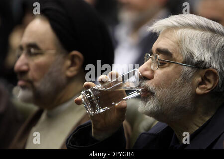 Jan 16, 2009 - Teheran, Iran - Iran dell ex presidente Seyyed Mohammad KHATAMY (L) e 2009 Iran elezioni presidenziali candidato MIR HOSSEIN MOUSAVI (R) sono visibili durante un non-politico incontro a Teheran. Mir-Hossein Mousavi è stato selezionato come candidato presidenziale. (Credito Immagine: © Roshan Norouzi/ZUMA Press) Foto Stock