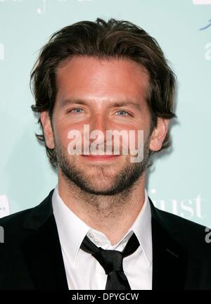 Febbraio 2, 2009 - Hollywood, California, Stati Uniti d'America - Attore BRADLEY COOPER arriva alla "egli semplicemente non è che in voi' Premiere Mondiale tenutosi a Grauman's Chinese Theater. (Credito Immagine: Â© Lisa O'Connor/ZUMA Press) Foto Stock