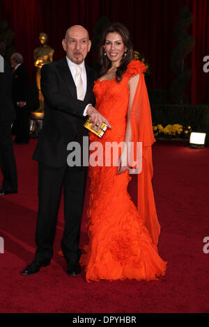 Feb 22, 2009 - Hollywood, California, Stati Uniti d'America - attore britannico Ben Kingsley e sua moglie Daniela lavanda che arrivano al 81st annuale di Academy Awards tenutosi presso il Kodak Theatre di Hollywood. (Credito Immagine: © Lisa O'Connor/ZUMA Press) Foto Stock