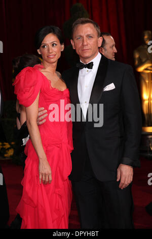 Feb 22, 2009 - Hollywood, California, Stati Uniti d'America - attore britannico Daniel Craig e la sua fidanzata SATSUKI MITCHELL che arrivano al 81st annuale di Academy Awards tenutosi presso il Kodak Theatre di Hollywood. (Credito Immagine: © Lisa O'Connor/ZUMA Press) Foto Stock