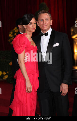 Feb 22, 2009 - Hollywood, California, Stati Uniti d'America - attore britannico Daniel Craig e la sua fidanzata SATSUKI MITCHELL che arrivano al 81st annuale di Academy Awards tenutosi presso il Kodak Theatre di Hollywood. (Credito Immagine: © Lisa O'Connor/ZUMA Press) Foto Stock