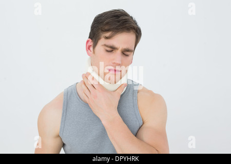 Close-up di un giovane uomo che indossa il collare cervicale Foto Stock